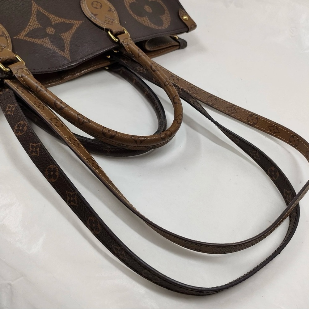 Louis Vuitton OnTheGo MM Monogram Tote - Picture 9 of 16